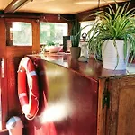 Captain\'S Cabin: Cosy Flat On A House Boat