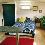 Captain\'S Cabin: Cosy Flat On A House Boat