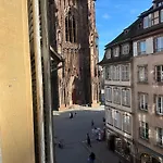 Carre Or Au Pied De La Cathedrale