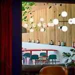 Clapclap Hotel, Food & Bar