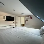 Clapclap Hotel, Food & Bar