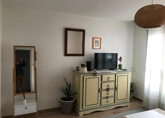 Appartement entier 30 m2, Tramway Saint-Florent, parking privé gratuit