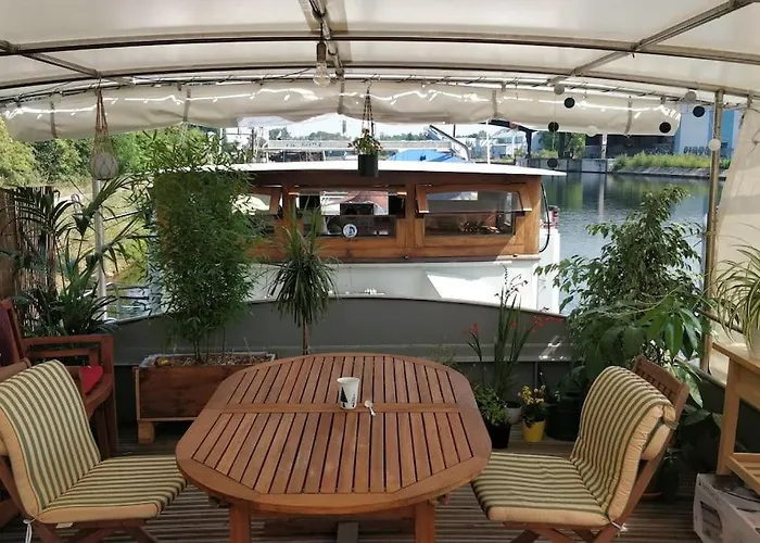 Captain\'S Cabin: Cosy Flat On A House Boat