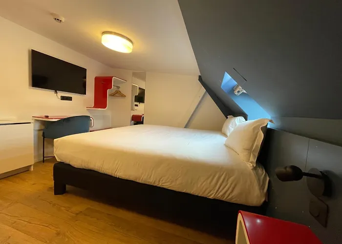 Clapclap Hotel, Food & Bar