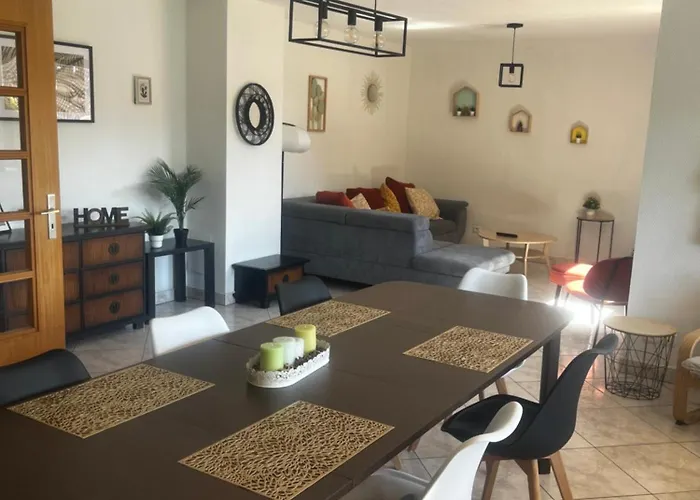 Stras\' Home