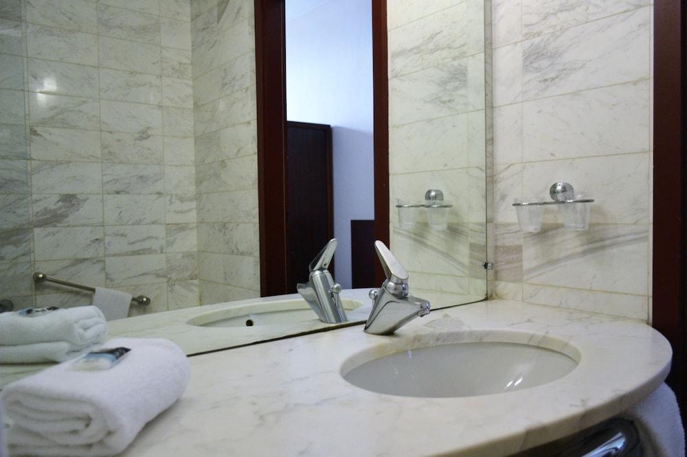 Mercure Centre Gare Hotel 4*