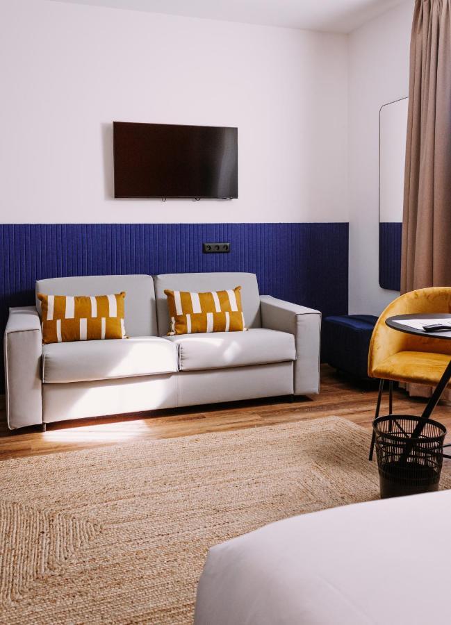 Clapclap Hotel, Food & Bar