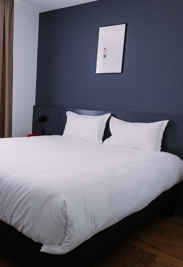 Clapclap Hotel, Food & Bar
