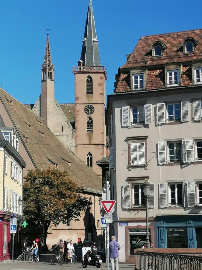 A La Tour Des Rohan