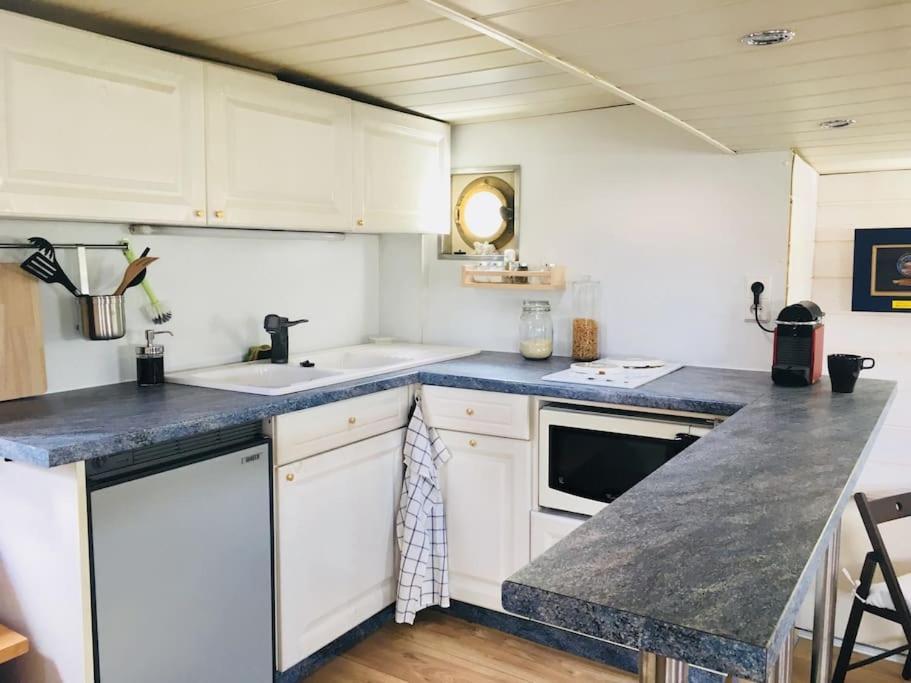 Captain's Cabin: Cosy Flat On A House Boat Botel