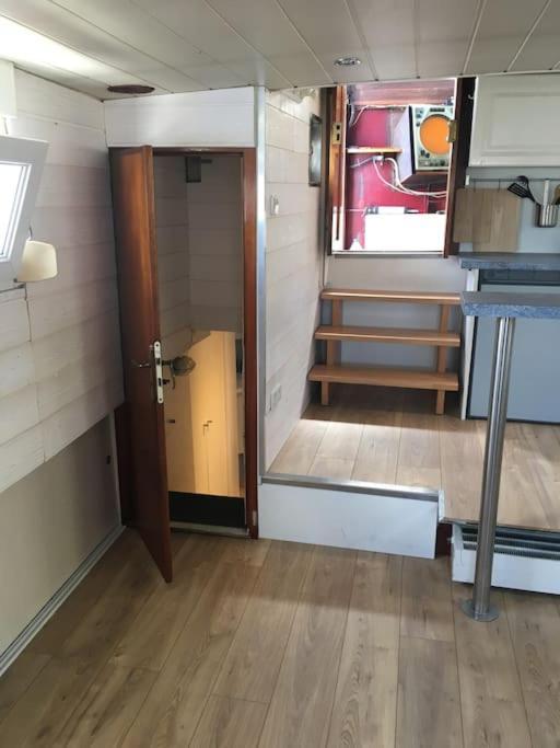 Captain's Cabin: Cosy Flat On A House Boat Botel Straatsburg