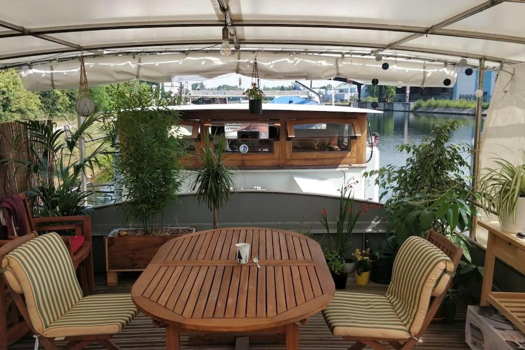 Botel Captain's Cabin: Cosy Flat On A House Boat