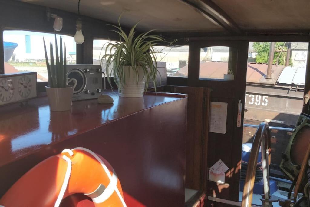 Captain's Cabin: Cosy Flat On A House Boat *