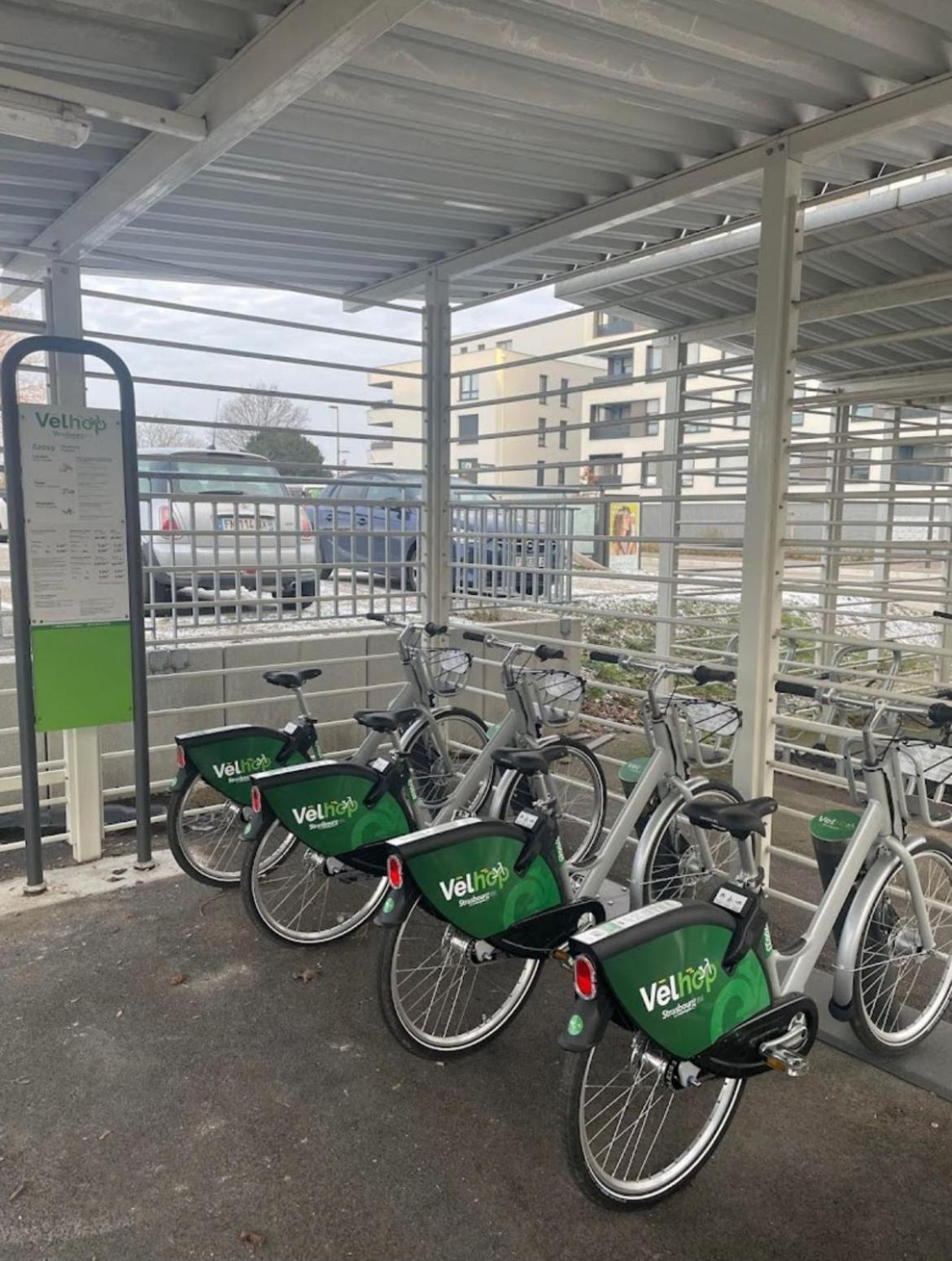 Calme Avec Balcon, A 4km Du Centre, Parking, Wi-fi, Netflix Gratuit *