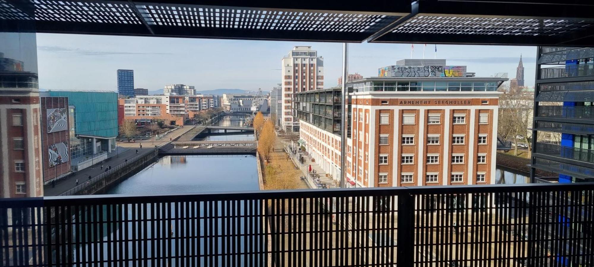 Bel Appartement Contemporain Avec Terrasse Climatisation Et Parking Payant En Option Apartment