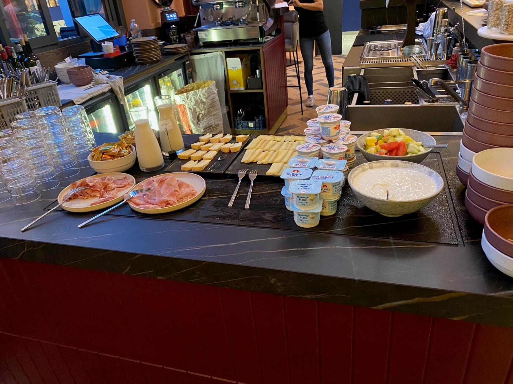 Clapclap Hotel, Food & Bar Hotel