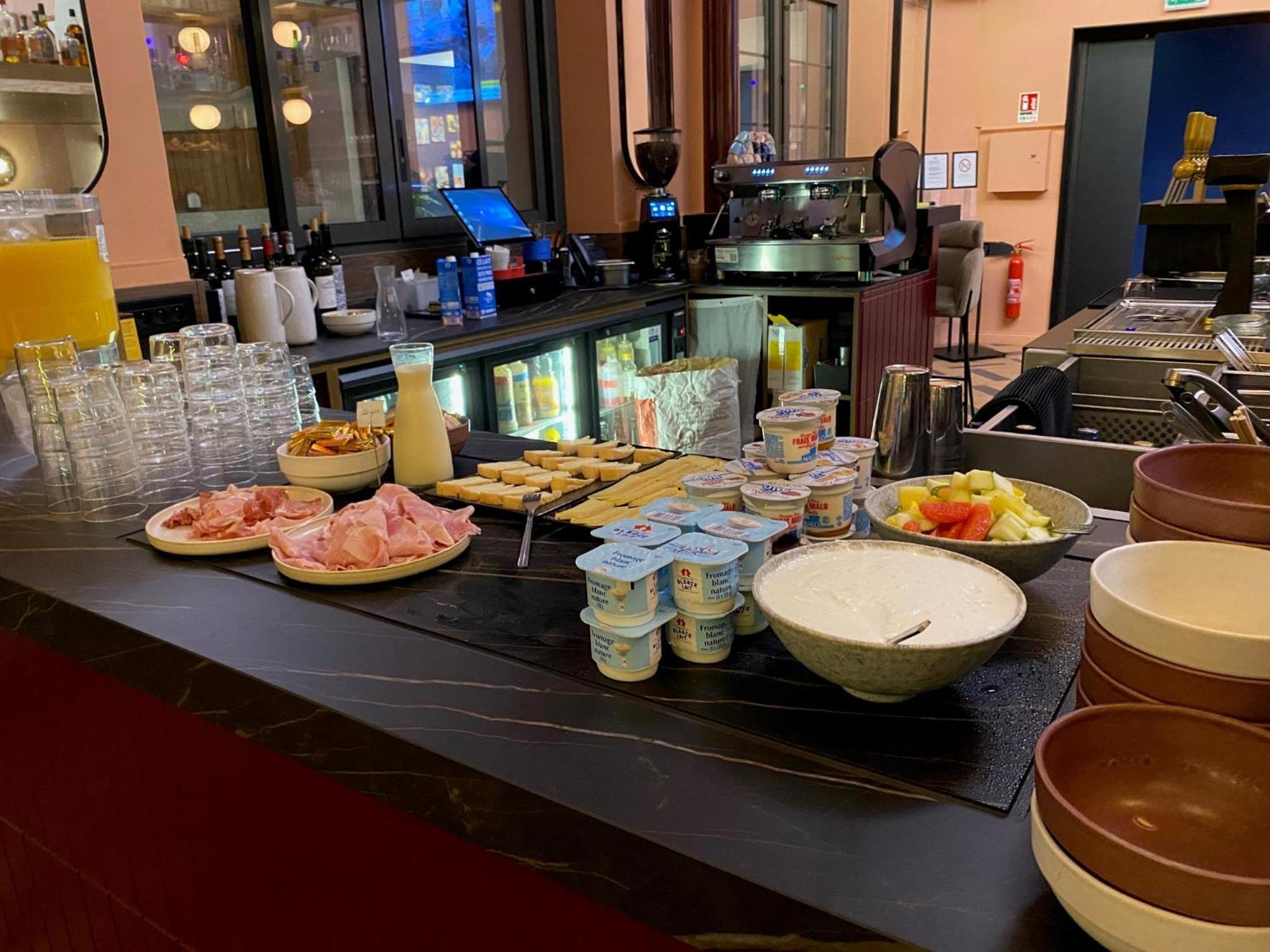Clapclap Hotel, Food & Bar