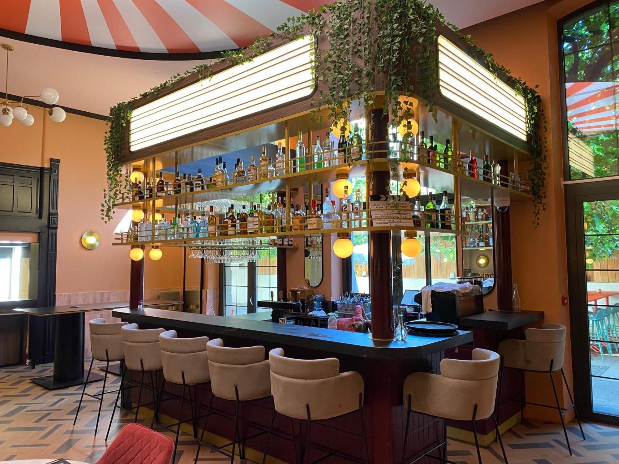 Clapclap Hotel, Food & Bar Hotel