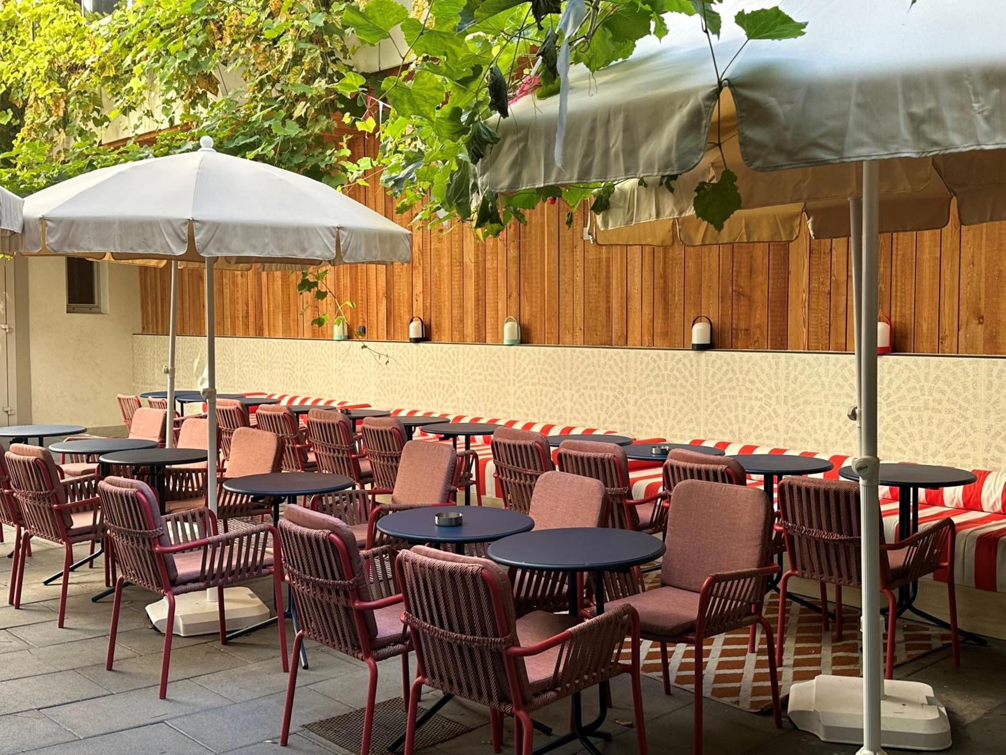 Clapclap Hotel, Food & Bar