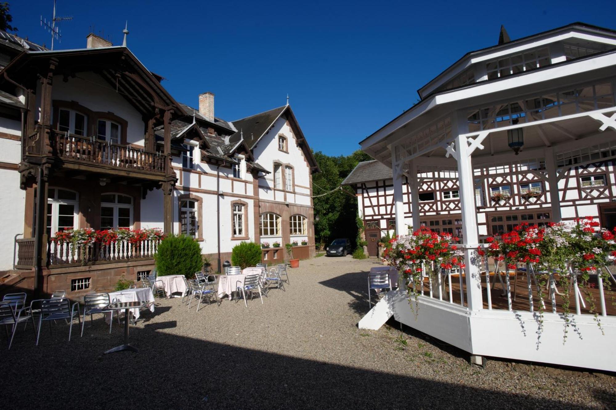 Chateau De Pourtales