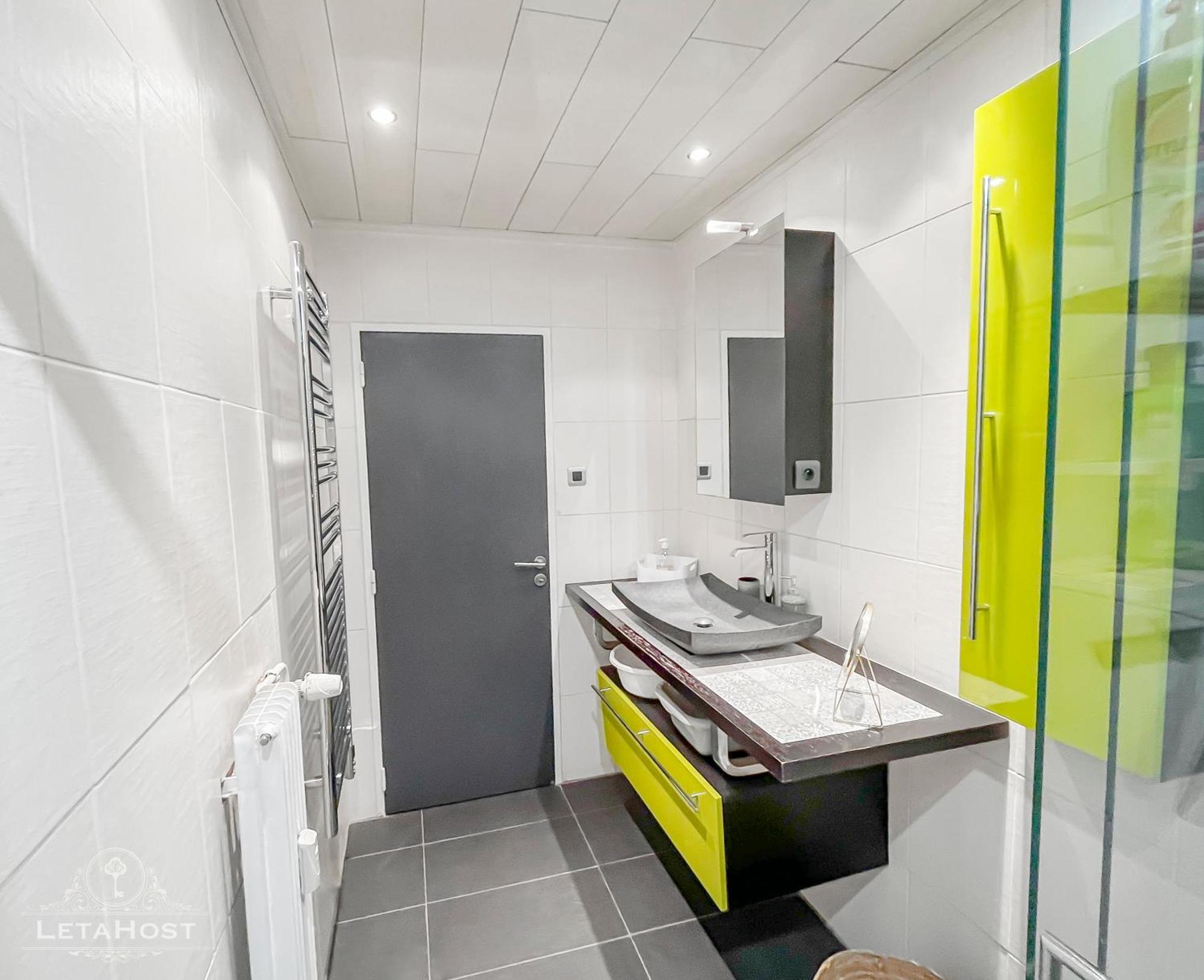 Vue Degagee, Cuisine Moderne Et Wifi *