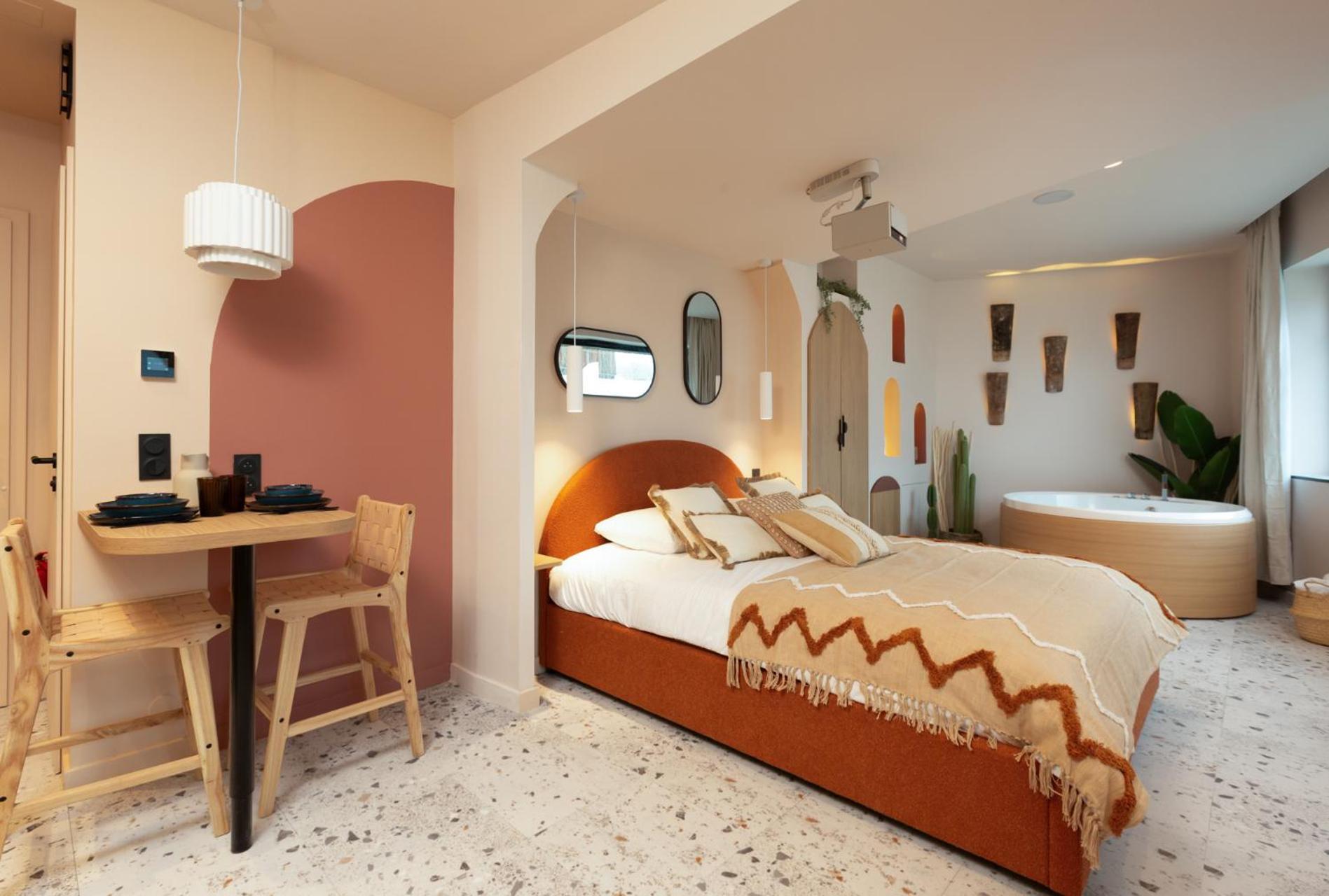 Romantique Ibiza, Jacuzzi, * Straßburg