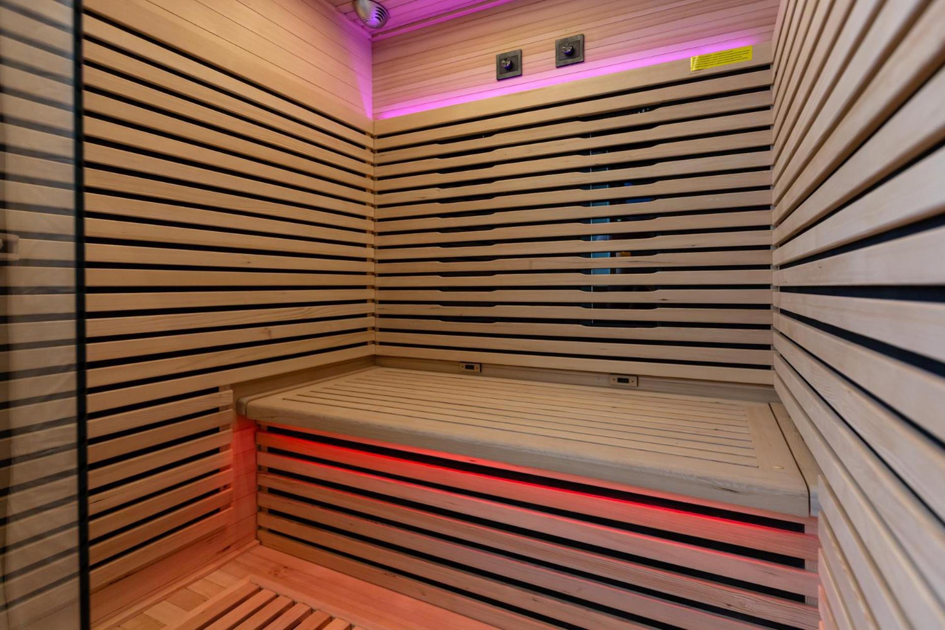Romantique Ibiza, Jacuzzi, * Straßburg