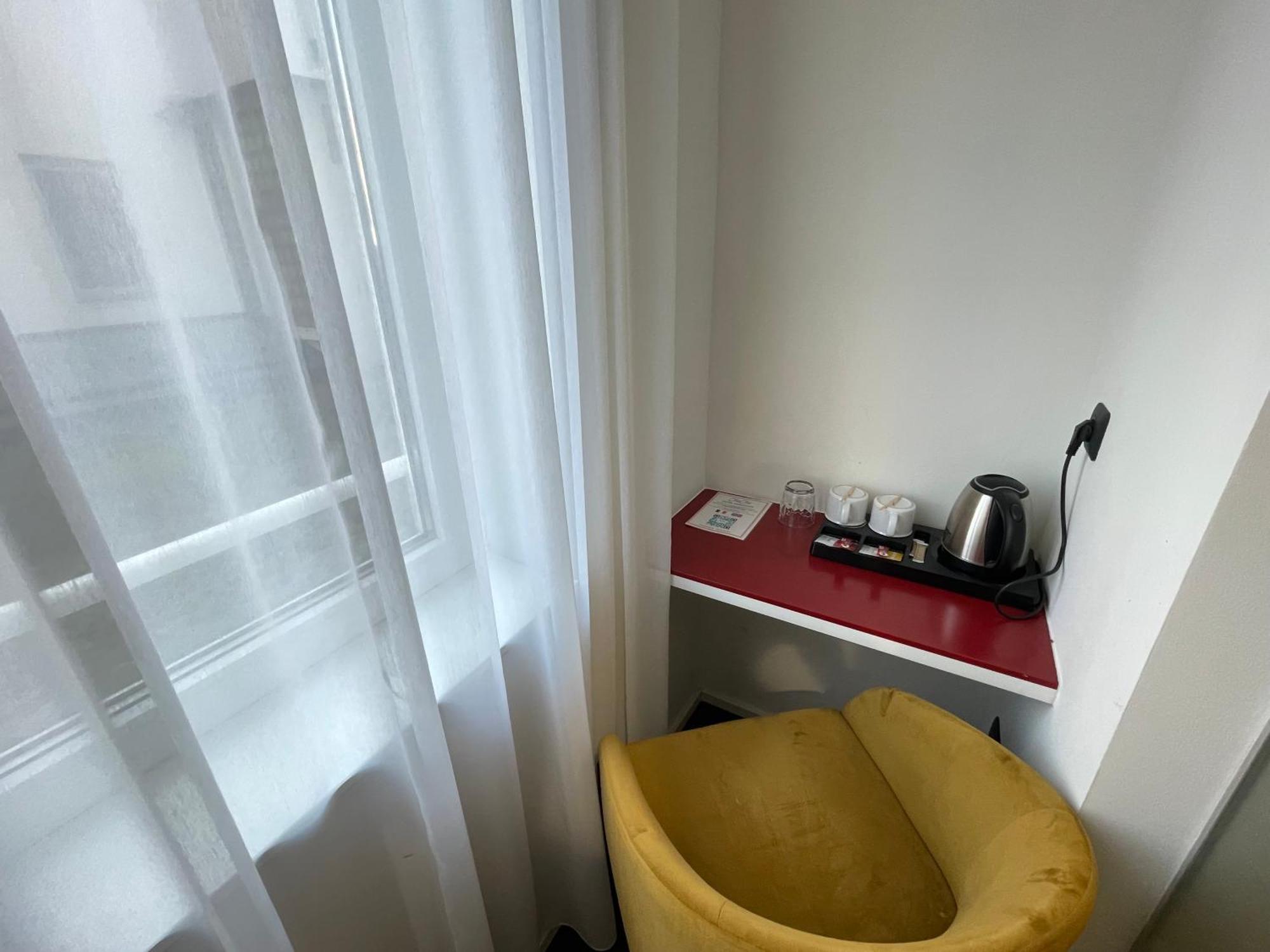 Clapclap Hotel, Food & Bar