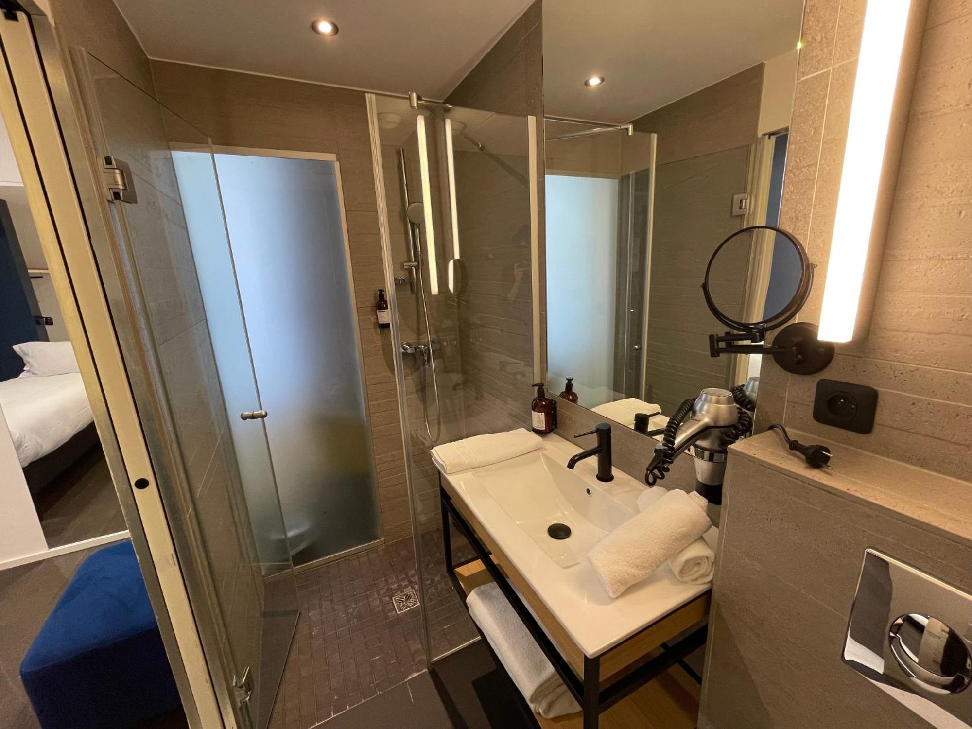 Clapclap Hotel, Food & Bar Hotel