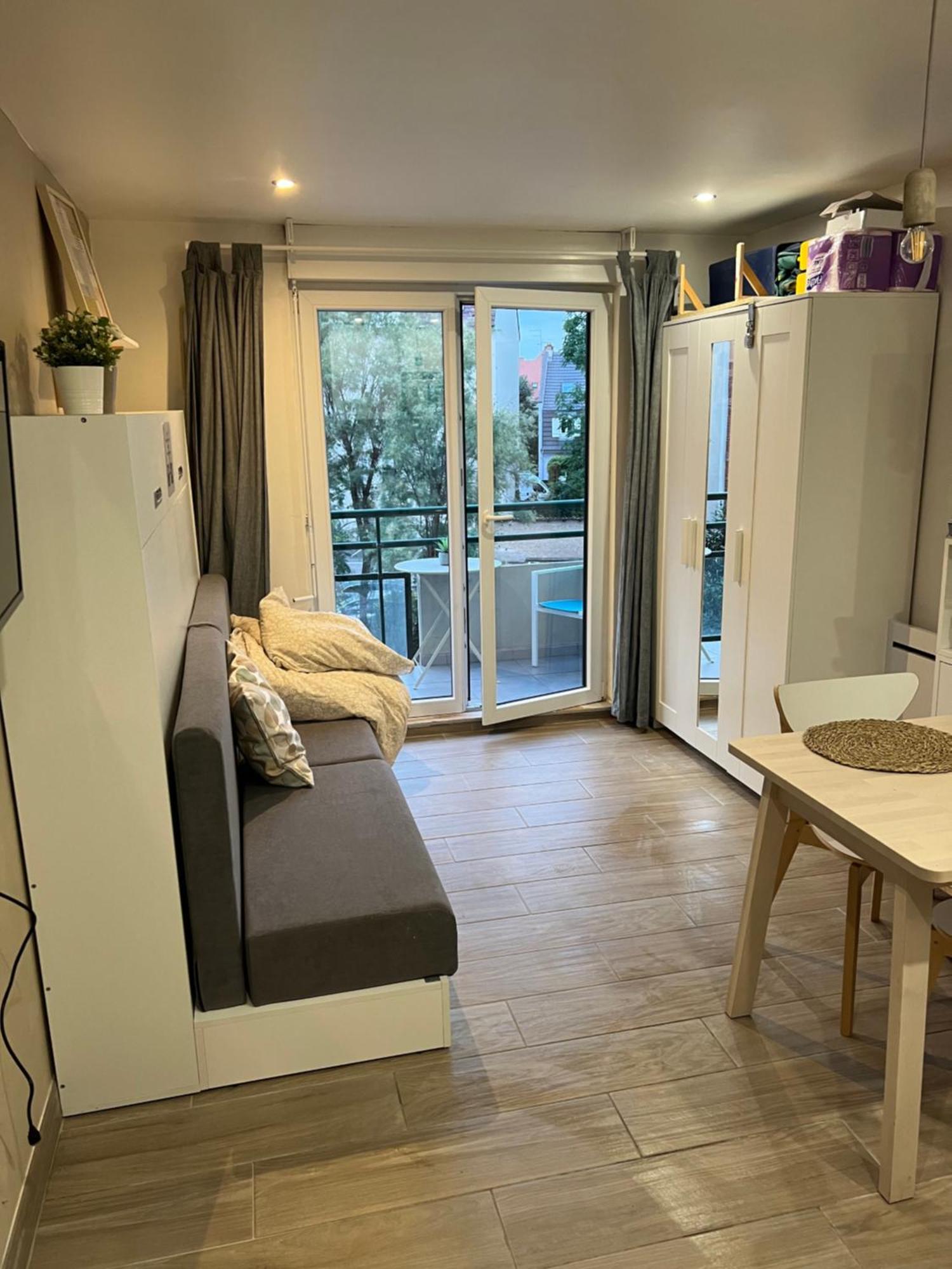 Cosy Centre Tram Apartment