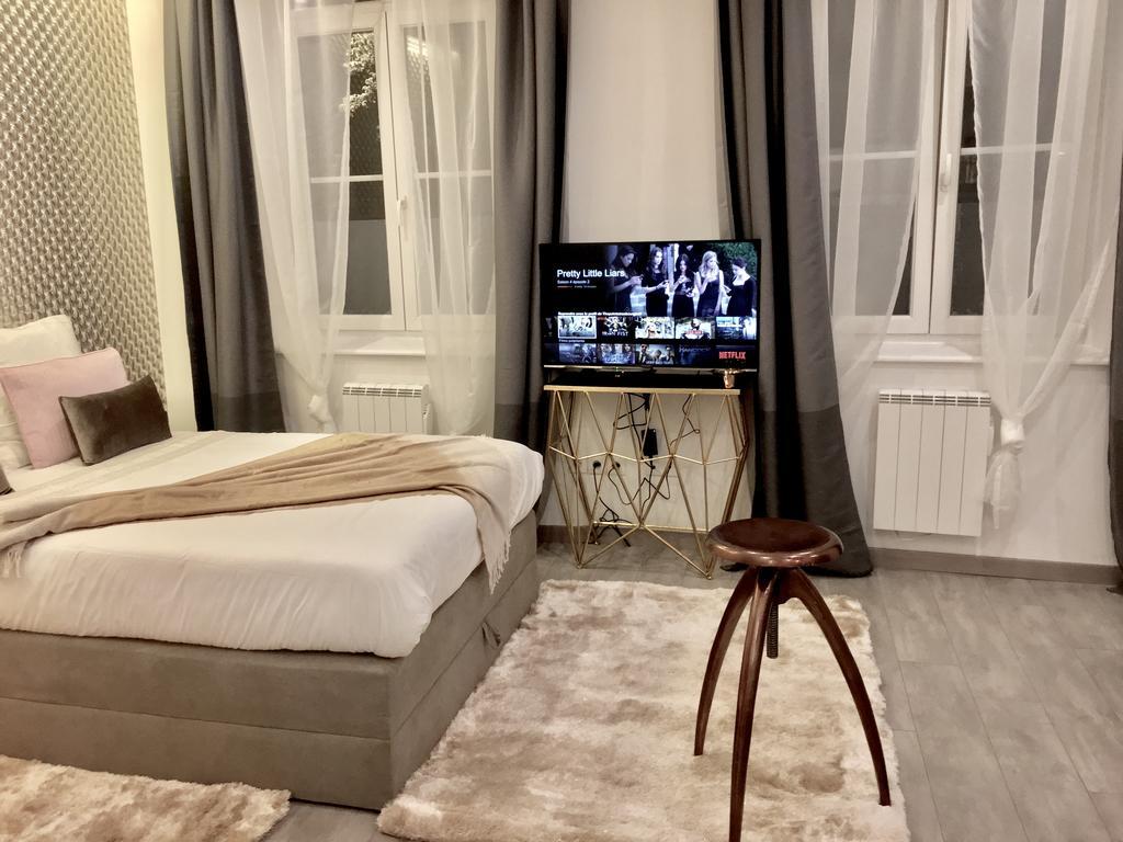 Midpoint By Life Renaissance Apartment