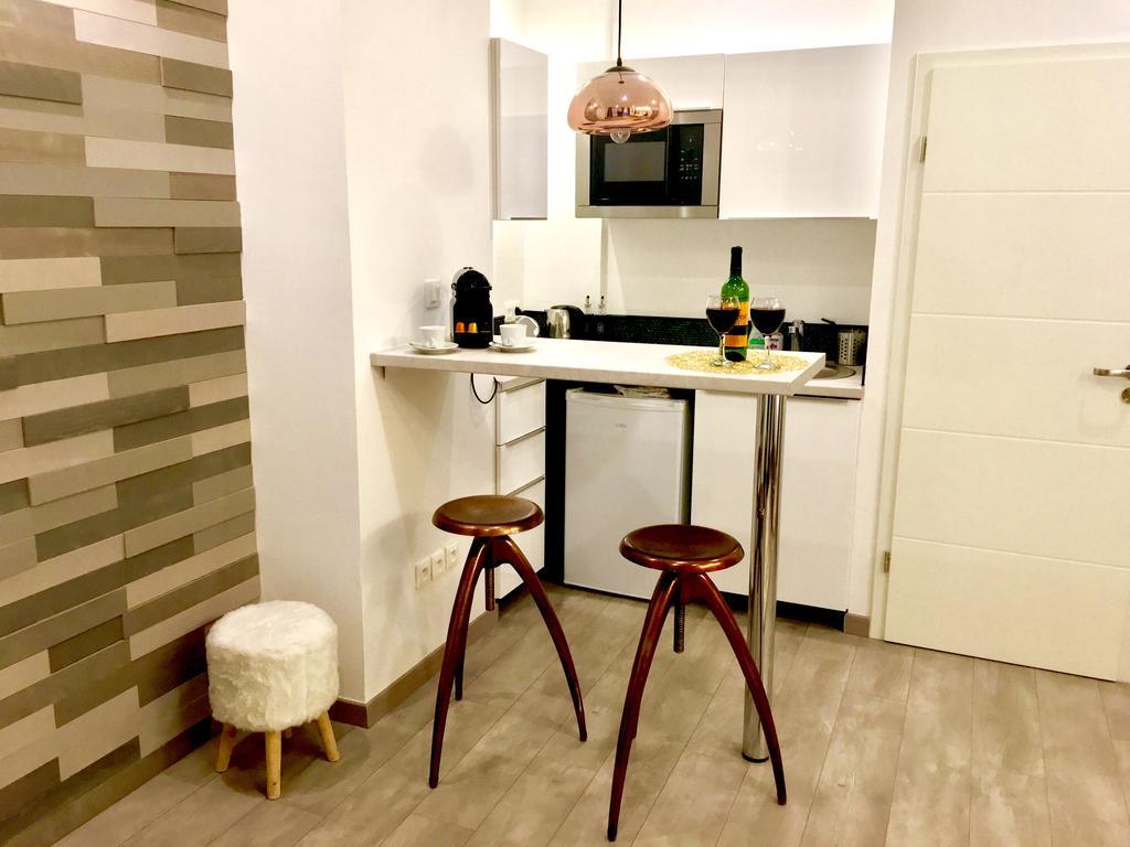 Midpoint By Life Renaissance Apartment