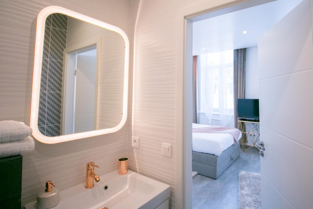 Midpoint By Life Renaissance Apartment