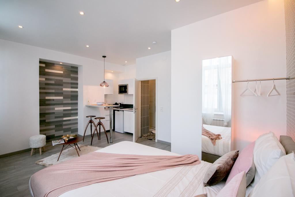 Midpoint By Life Renaissance Apartment