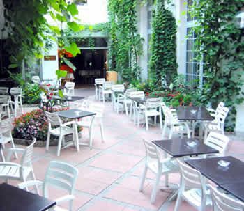 Clapclap Hotel, Food & Bar 3*