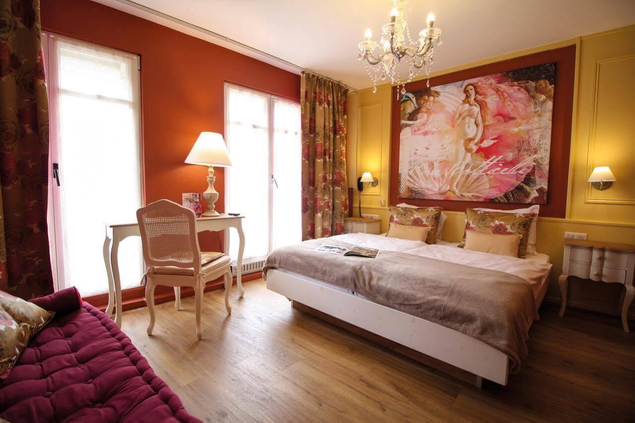 Roses Hotel 3*