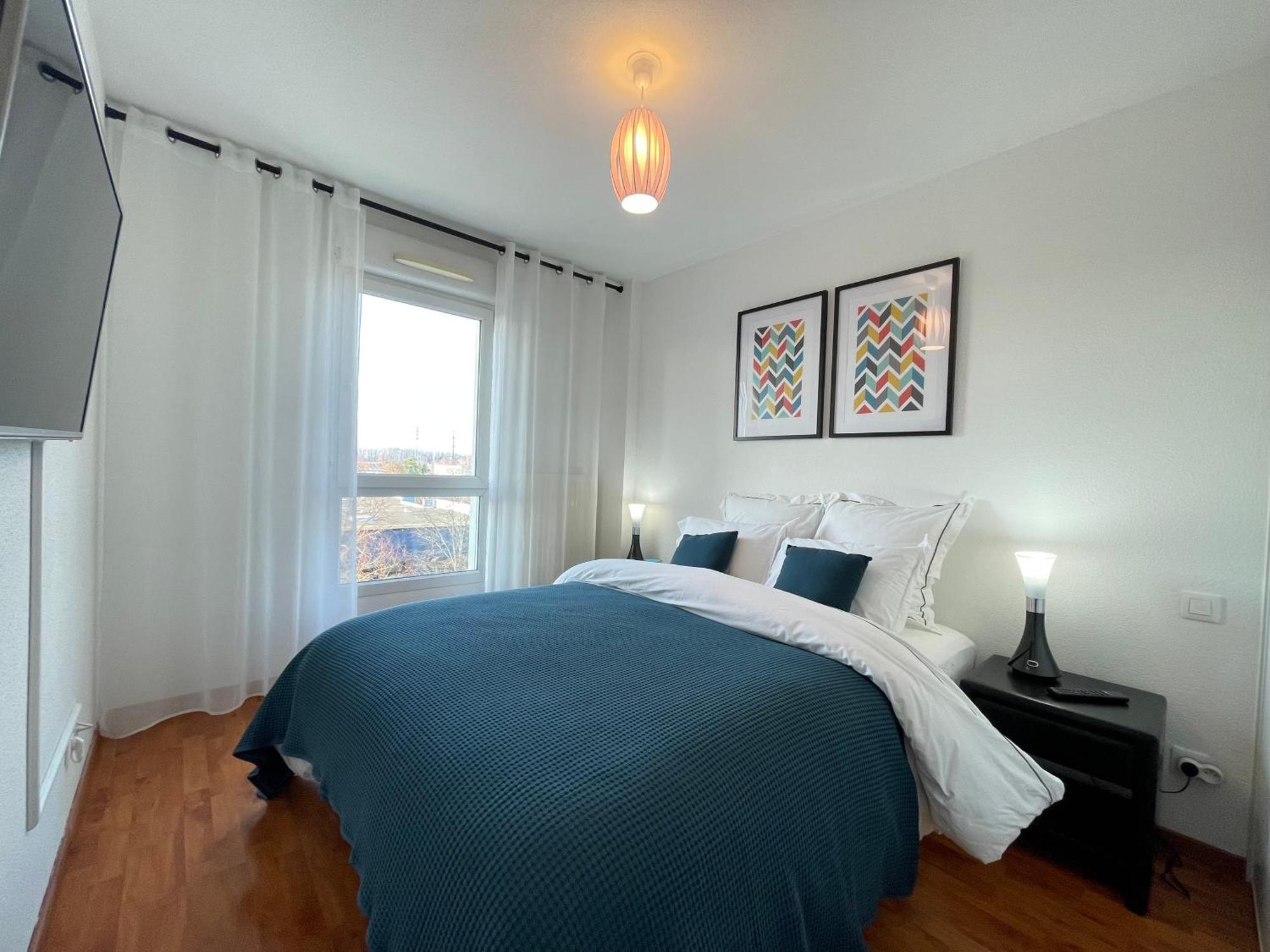 Calme Avec Balcon, A 4km Du Centre, Parking, Wi-fi, Netflix Gratuit *