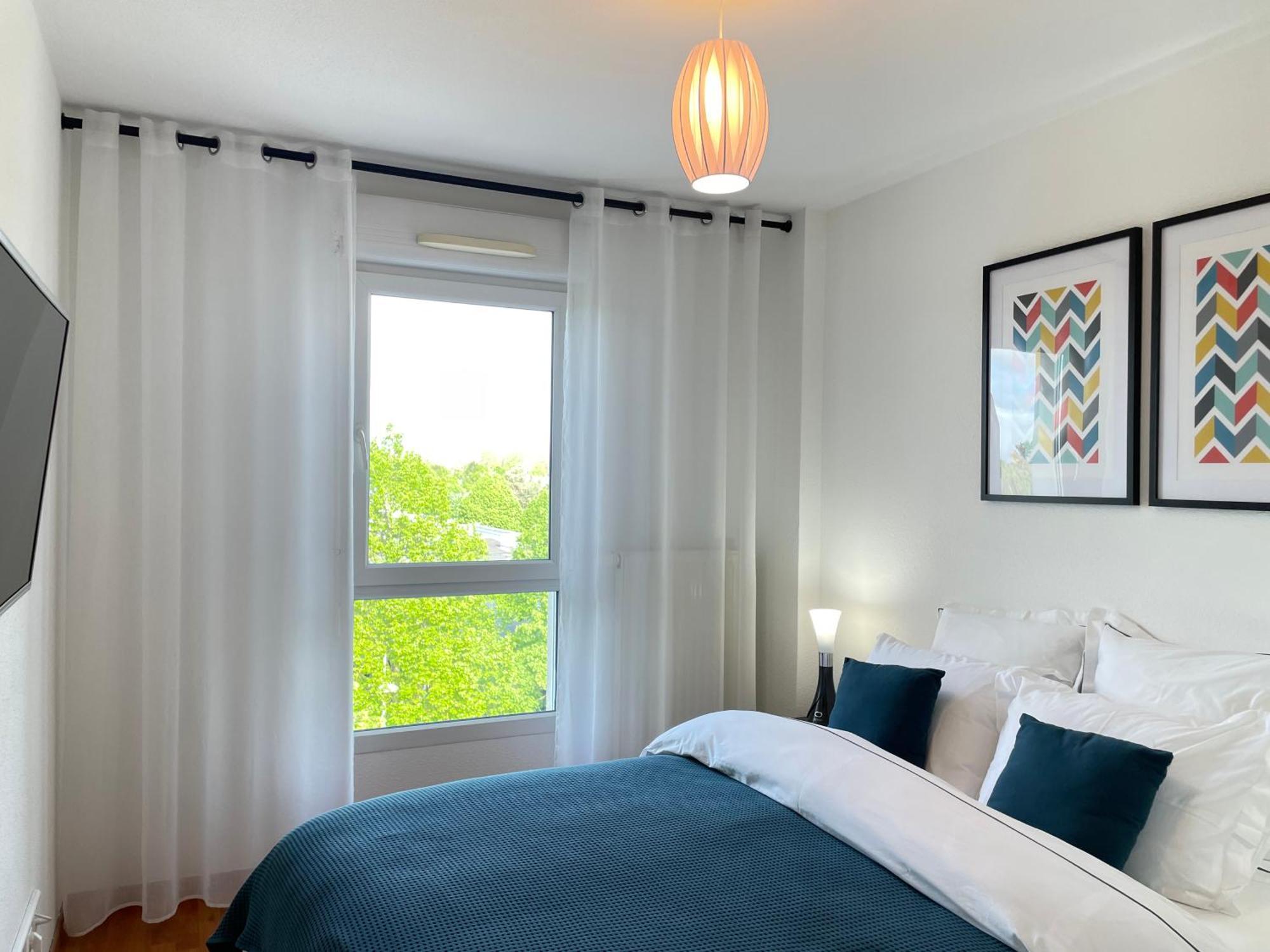 Calme Avec Balcon, A 4km Du Centre, Parking, Wi-fi, Netflix Gratuit