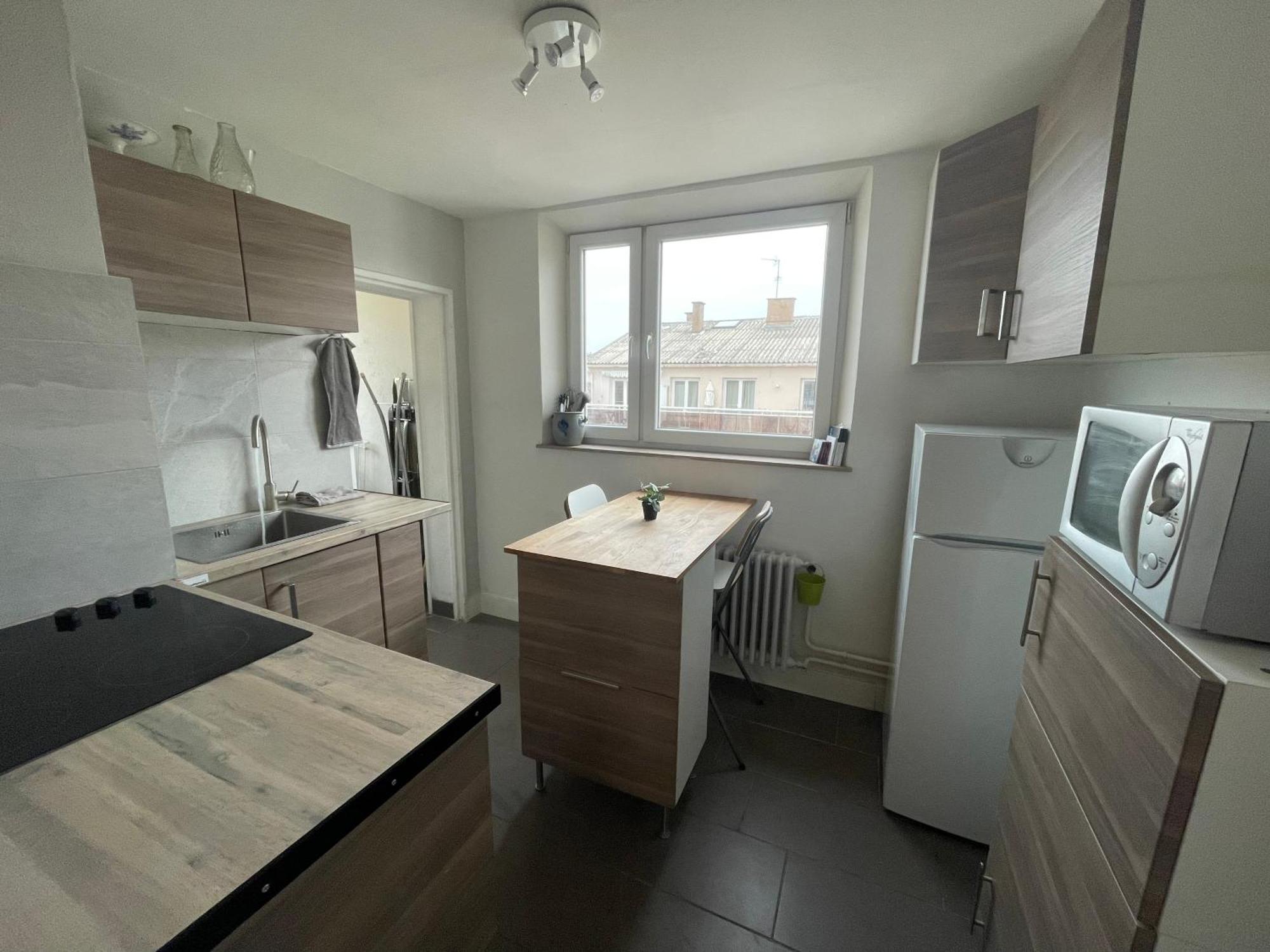 Apartment #6 : 2 Pieces Dernier Etage Tres Calme 40m2 *