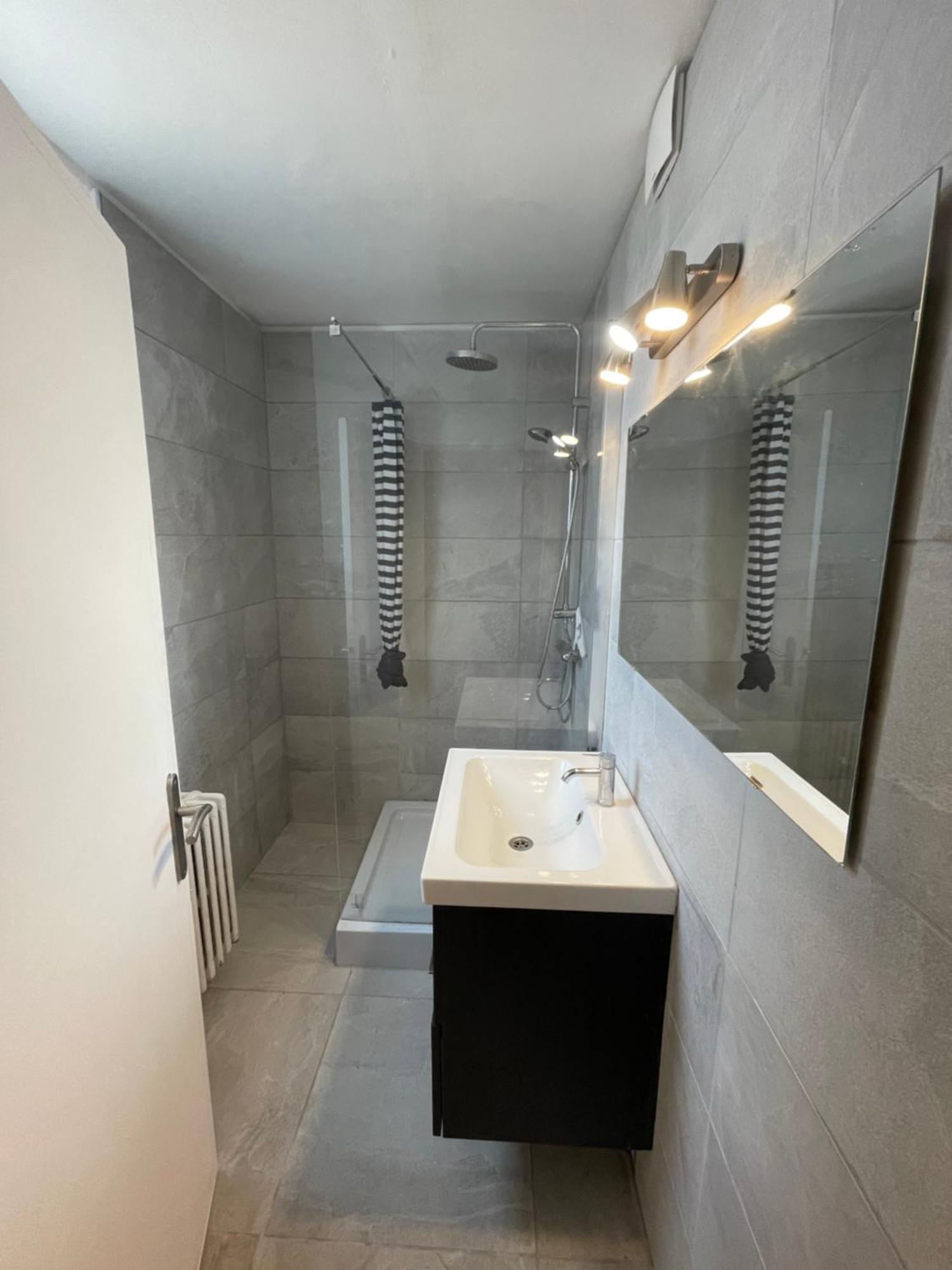 Apartment #6 : 2 Pieces Dernier Etage Tres Calme 40m2 *
